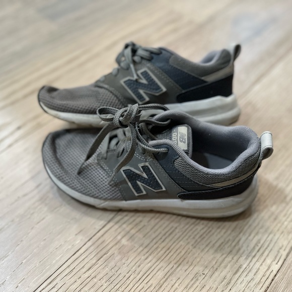 Boys New Balance Gray Shoes Size 4.5 - Picture 2 of 5